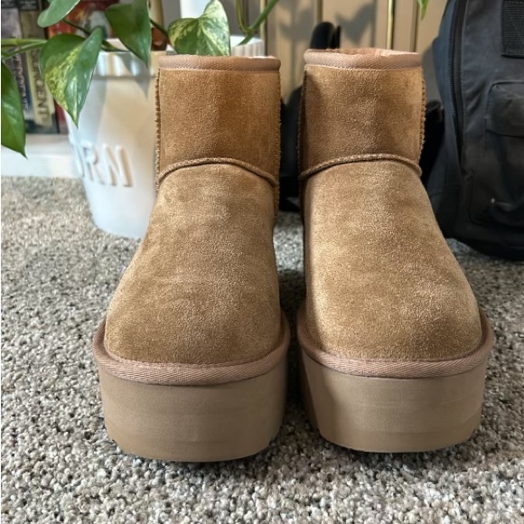 Practically brand new platform uggs. Only been worn once! - Picture 8 of 9